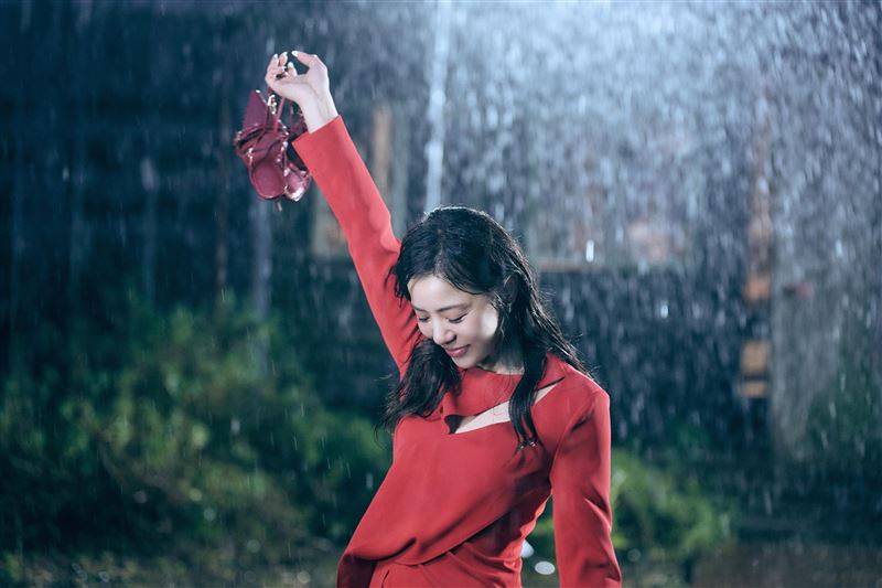 丁噹紅衣淋雨現蹤海邊…路人急勸「妳要想開一點」！驚人真相曝光