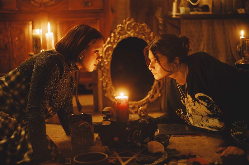 比鬼更可怕！自拍後面有東西入鏡　「社群成癮引共鳴」嚇爆MZ世代