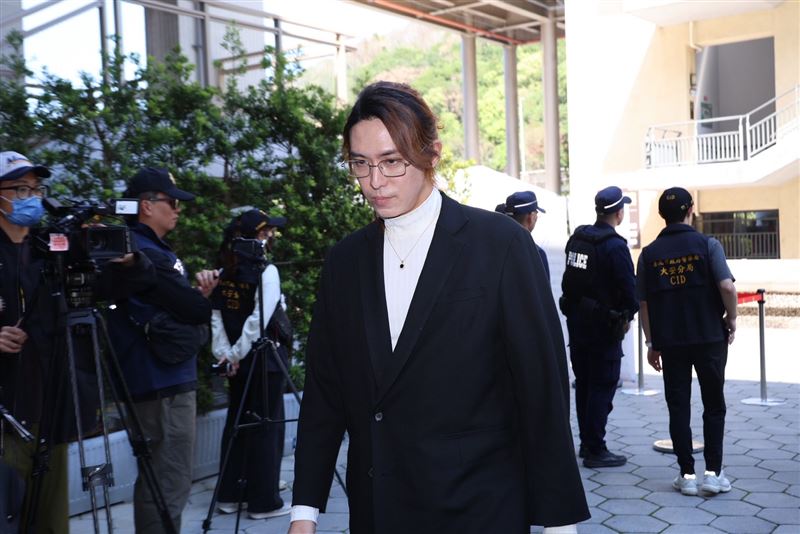 直擊／陳楚河送別吳敦「他也是我的家人」　素顏戴眼鏡憔悴現身