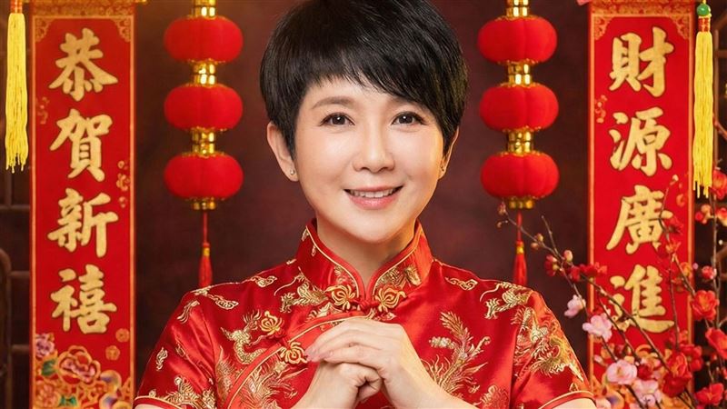 66歲玉女歌手長輩圖瘋傳！長相超震驚　化身馴馬女穿大紅旗袍好喜氣