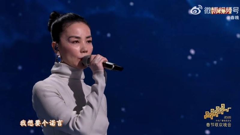 難道摺痕？大咖天后穿緊身衣　春晚後台爆「胸前凸2異狀」畫面瘋傳