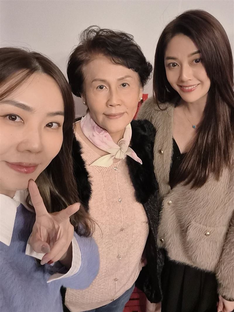 韓瑜罕見曬一家三口合照！「母女三人基因神複製」超正妹妹曝光