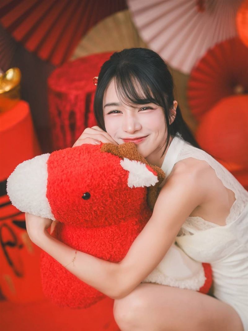 放送福利!岱縈初三「胸前挖洞」拜年 曝身處幸福原因