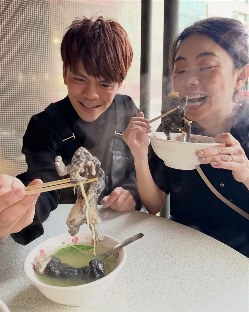 蔡阿嘎大嗑整隻青蛙湯!「連皮帶骨」衝擊畫面流出 網驚叫:好可怕