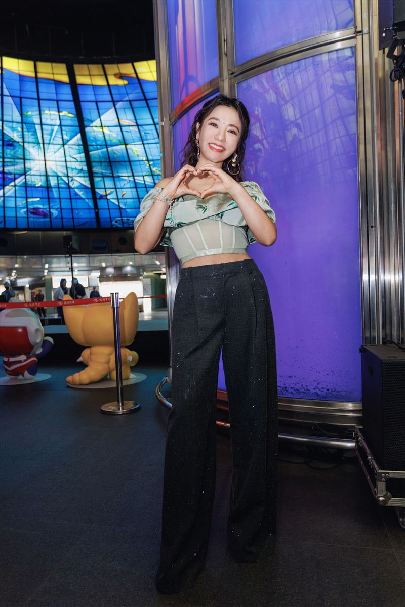 大咖歌后現蹤高雄捷運!乘客「低頭滑手機」全錯過:後悔一輩子