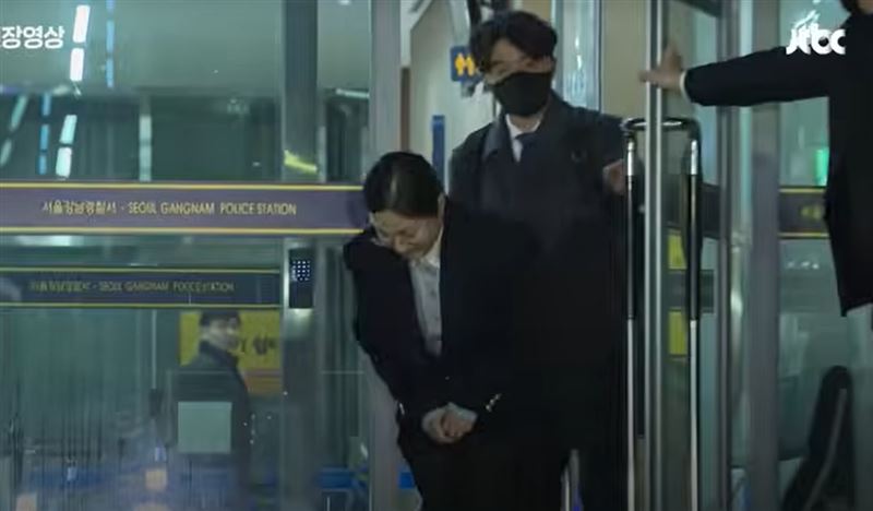 朴娜勑涉霸凌首應訊!深夜步出警局「掛神祕笑容」惹毛網:以為是受害者