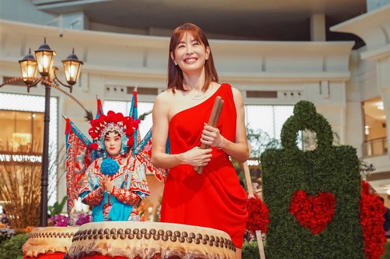 民主戰鬥機出動!賈永婕快閃「自由花蕊」展 暖心聲援黎智英