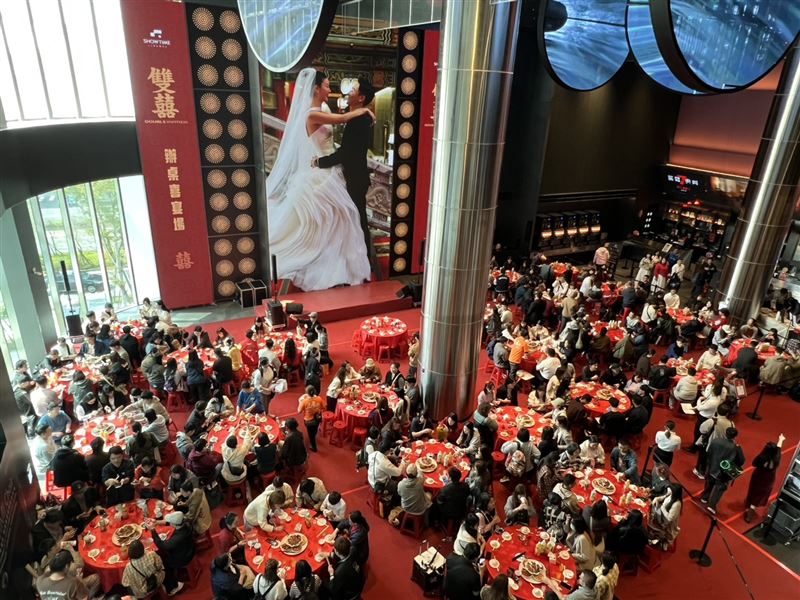 大巨蛋影廳變喜宴場!280人看完《雙囍》直接開飯 劉冠廷驚喜現身陪吃