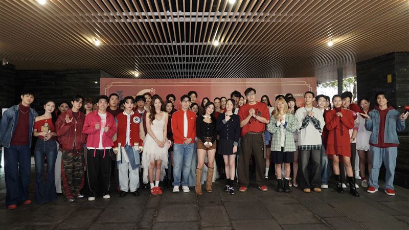 兒子10歲仍不婚！金鐘影后「揪玩三人行」搞開放式關係：可以探索看看