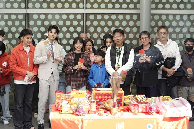 蘇晏霈開工洗三溫暖！穿發熱衣頂高溫狂奔　虛脫領開工紅包