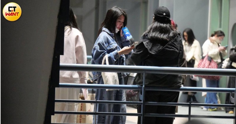 郭書瑤現身李棟旭見面會 看完歐爸逛夜市笑嗨嗨