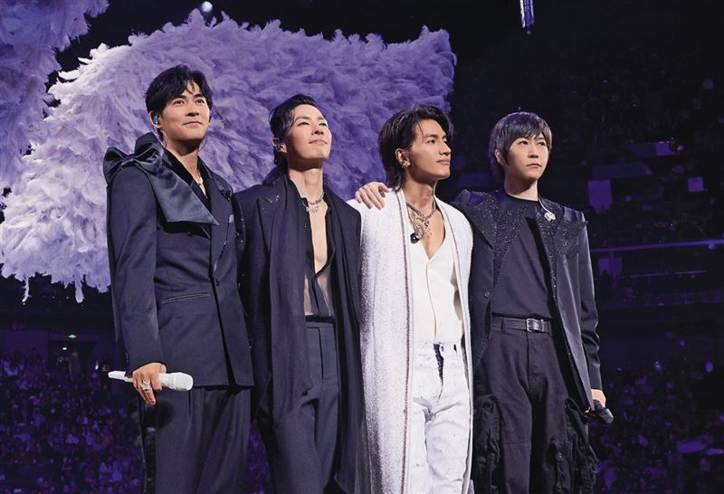 F✦FOREVER又出事！舞台上突冒白煙　阿信試圖「借位踩熄」全場都看到