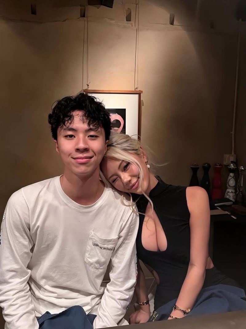 「最強高中生」突現身淡水！辣模Angi打卡「阿給」網驚呼：要見父母了？