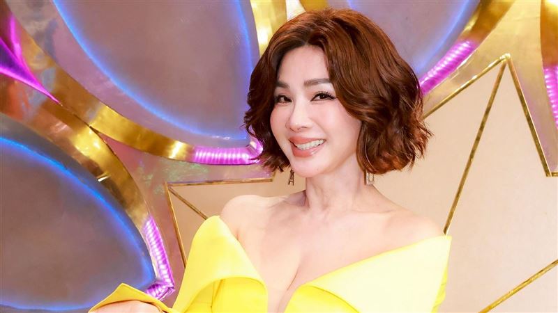 陳美鳳倒數70歲！秀穿搭照「全身香奈兒現身」　曬逆天美腿再次震撼