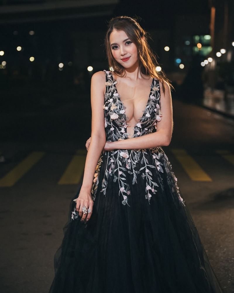 24歲香港新波神出爐！無預警刪辣照玩「美腿殺」粉狂讚：養眼