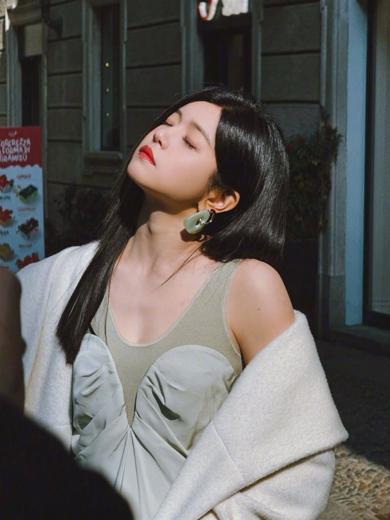 陳妍希穿深V火辣戰袍！「同框李鍾碩」大玩自拍　42歲狀態曝光超逆齡