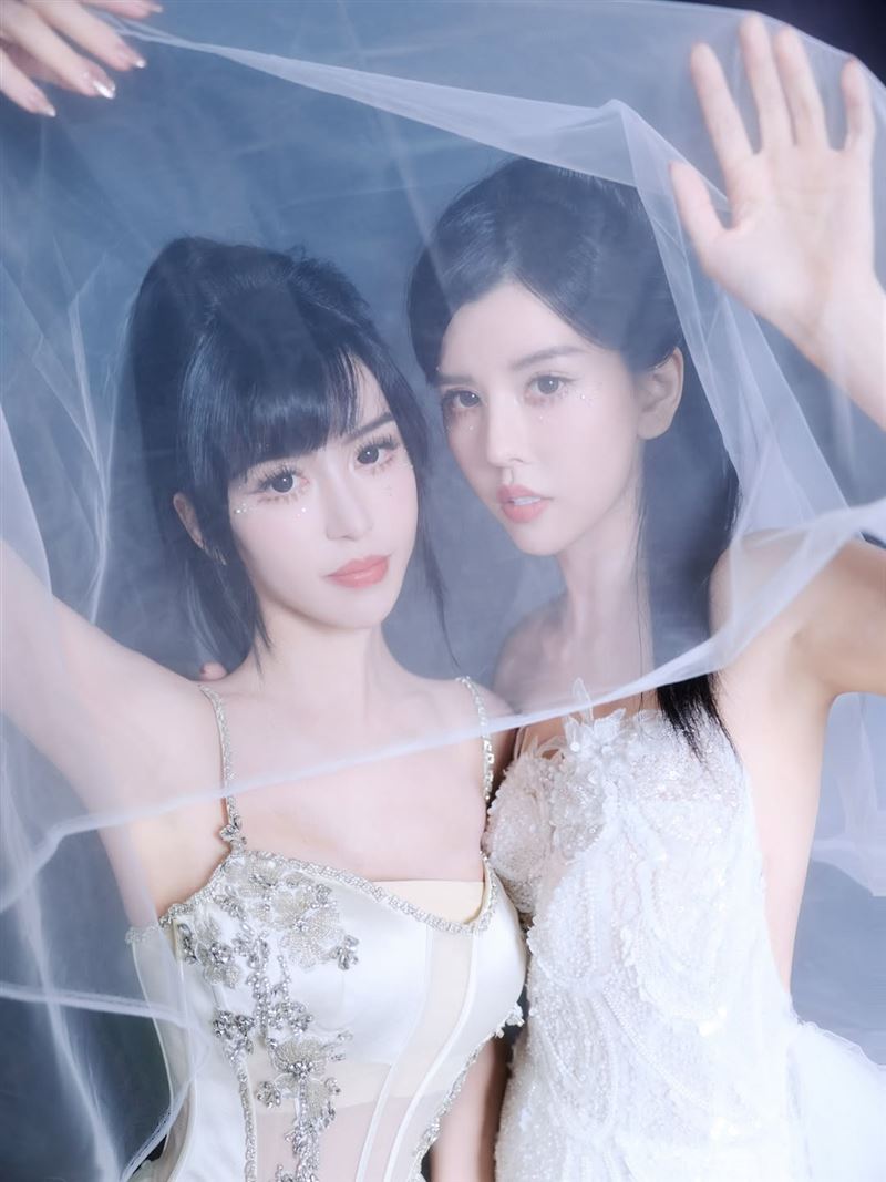 BY2媽媽驚人美貌不藏了！母女合照「宛如三姊妹」希臘度假罕同框