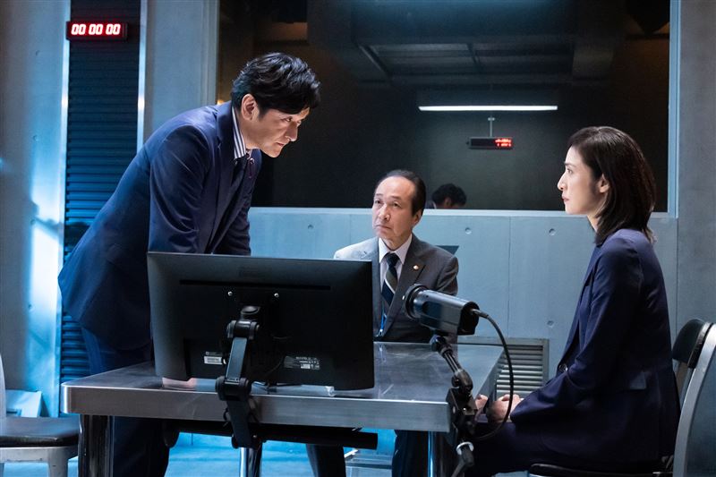 12年神劇《女王偵訊室》迎終章！女星槓上日本首相　她一秒變臉氣場全開