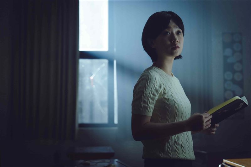 牽手就會死！台灣超紅迷因搬大銀幕　嚴正嵐捲「鬼牽手」死亡倒數