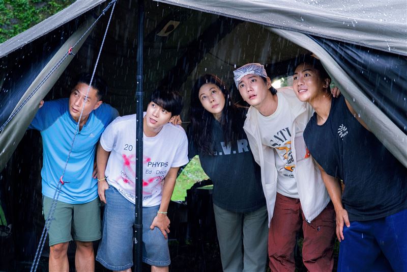 節目錄到一半變調！暴雨重創現場突喊卡　主持人急逃狼狽模樣曝光