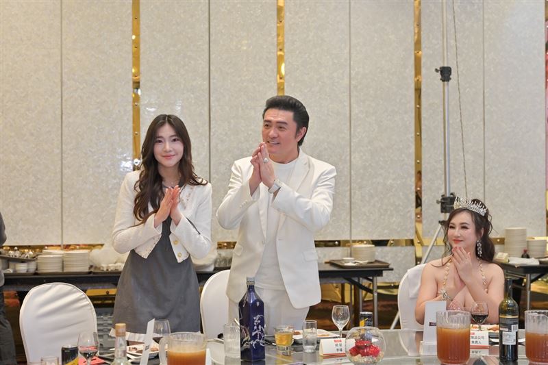 流利英文震撼全場！最美星二代公開露臉不藏了　「驚人近況」曝光