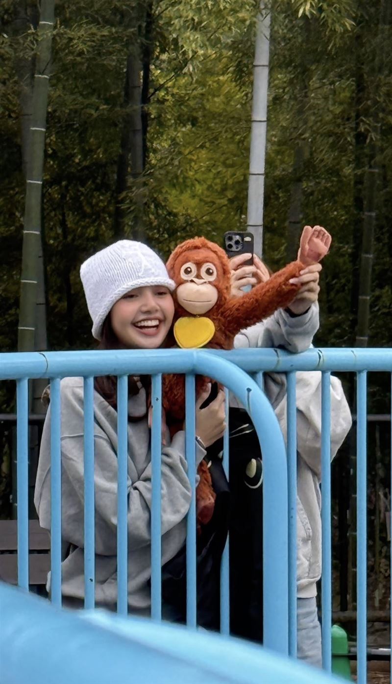 Lisa飛日本朝聖小猴Panchi！「高舉同款娃娃」全被拍　超萌示愛畫面曝光