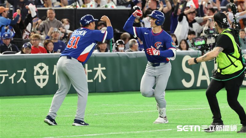 WBC/費仔台韓激戰轟2分砲!新婚辣妻揮台灣國旗 應援畫面被拍