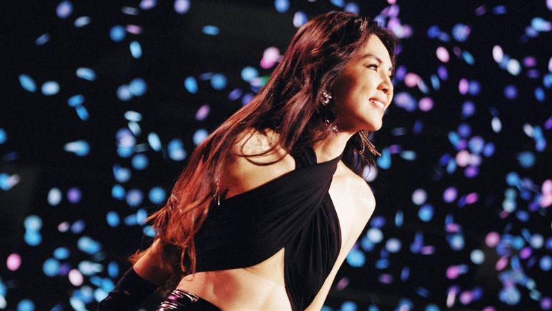 44歲Ella暴瘦模樣驚人！腹部大幅度凹陷　肋骨線條清晰可見