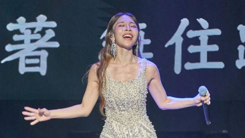 女星一出場就跌倒！驚險畫面台下觀眾全錄下　高跟鞋意外勾長裙