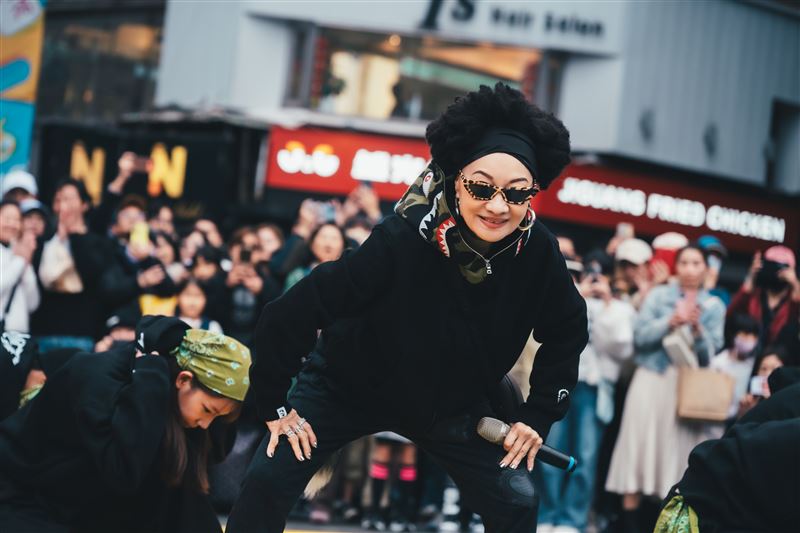 74歲大咖天后現身街頭！帥兒「包緊緊藏身人群」眼尖民眾一眼認出