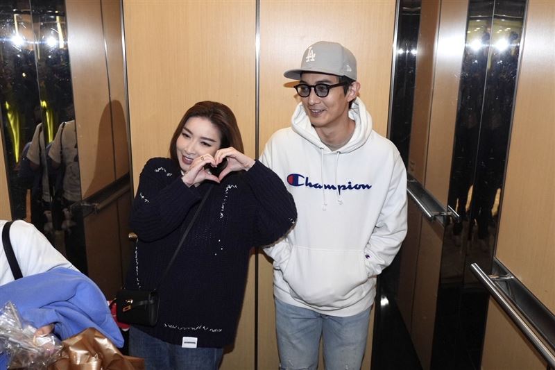 許維恩乳癌首露面「王家梁現身護妻」夫妻同框放閃！恩愛寵溺藏不住