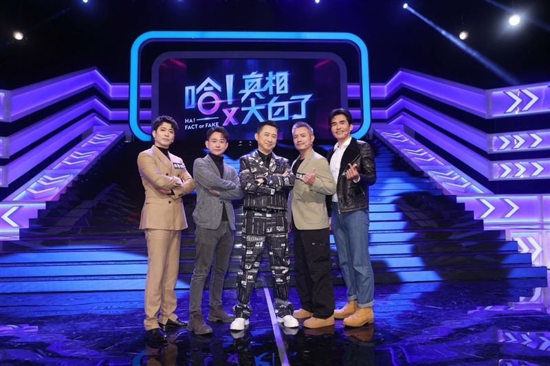 中風爸過世！侯彥西「親自抽血」送別亡父　催淚父子情惹鼻酸