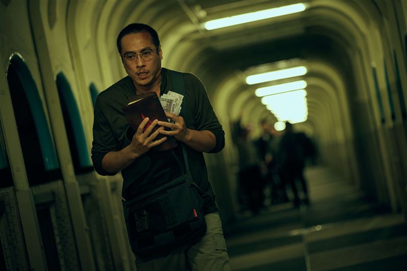 演到入魔!莊凱勛「啃地肉舔湯汁」像野狗 鬼父祭子借運嚇瘋全場