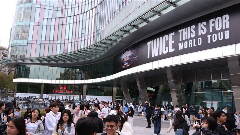 直擊／TWICE大巨蛋開唱Day 2！鐵粉連衝兩天隔空告白多賢：我們等你