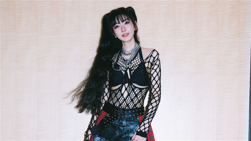 謝金燕大港開唱穿超辣！洞洞裝秀好身材　性感唱跳〈練武功〉