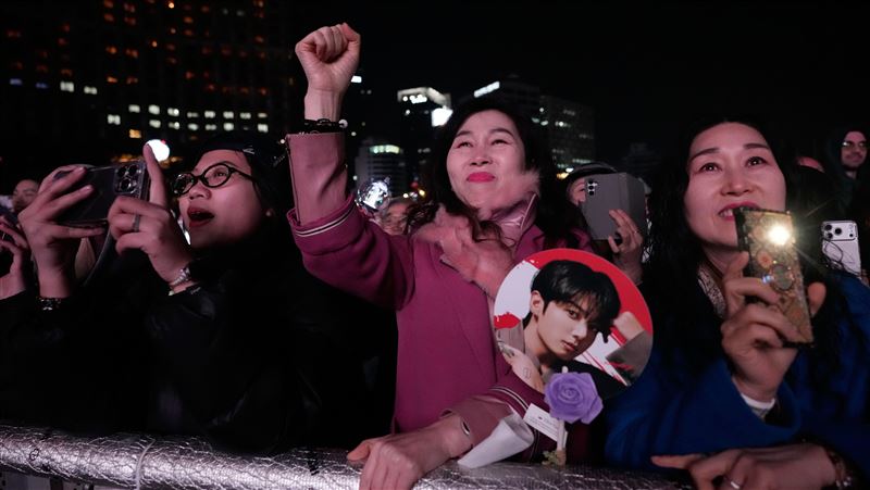 預估26萬人潮失蹤?BTS光化門回歸開唱 韓媒曝接近開唱人數約3.8萬