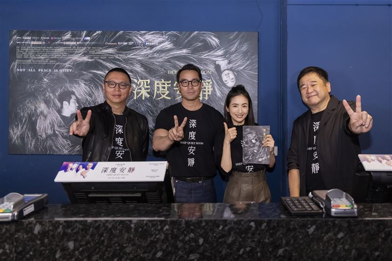 林依晨突襲電影院！「化身一日店長」站櫃檯賣票　合體張孝全和粉絲擊掌