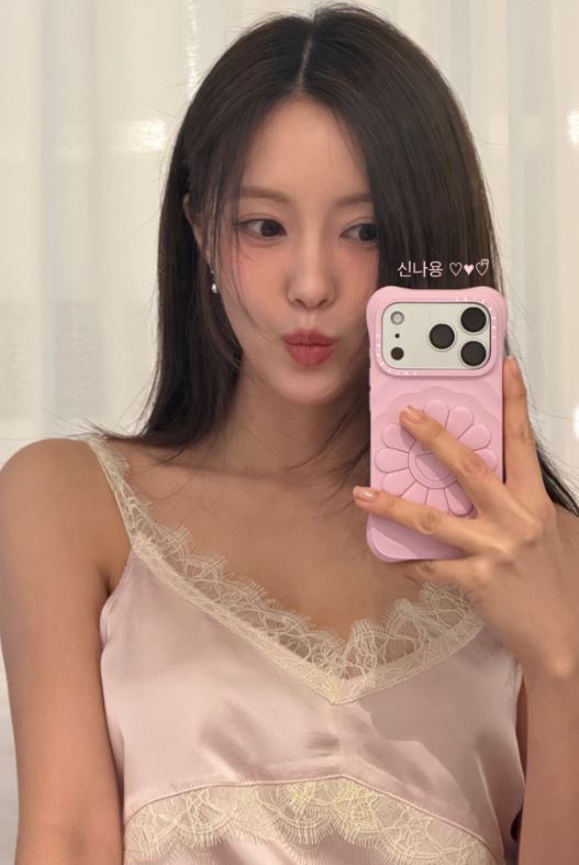 蕾絲絲綢洋裝大秀魔鬼身材 孝敏機場時尚讓網友鼻血噴爆:以為是內衣