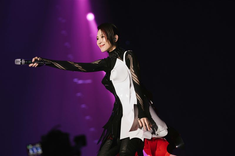 戴佩妮「胸前雙峰」不藏了！全新戰袍1設計嚇壞她　驚吐：有點空