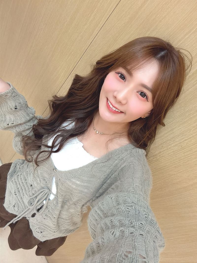 男友不要看！解婕翎生日脫了「壽星比基尼解禁」 睽違3年事業線一覽無遺