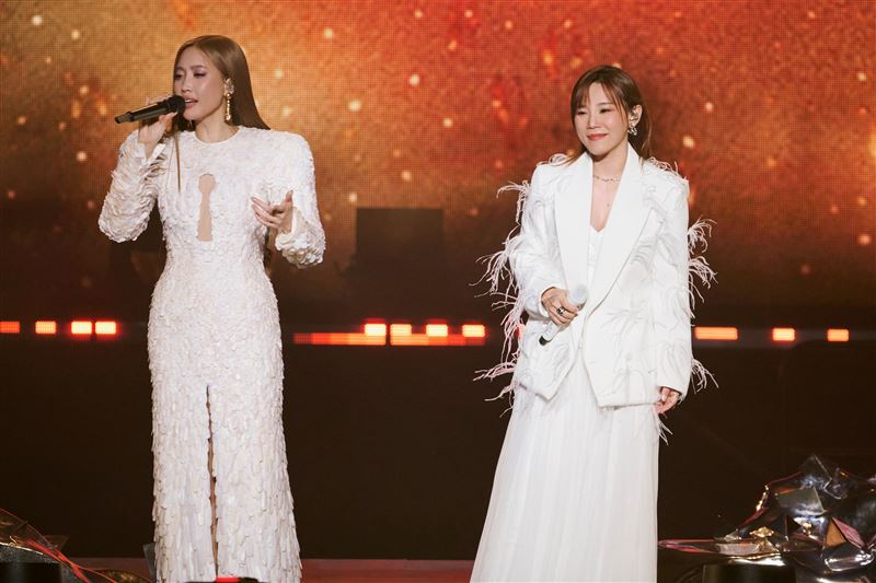 A-Lin台上激吻李佳薇！女女姊妹之吻掀高潮　一句話燃起全場愛火