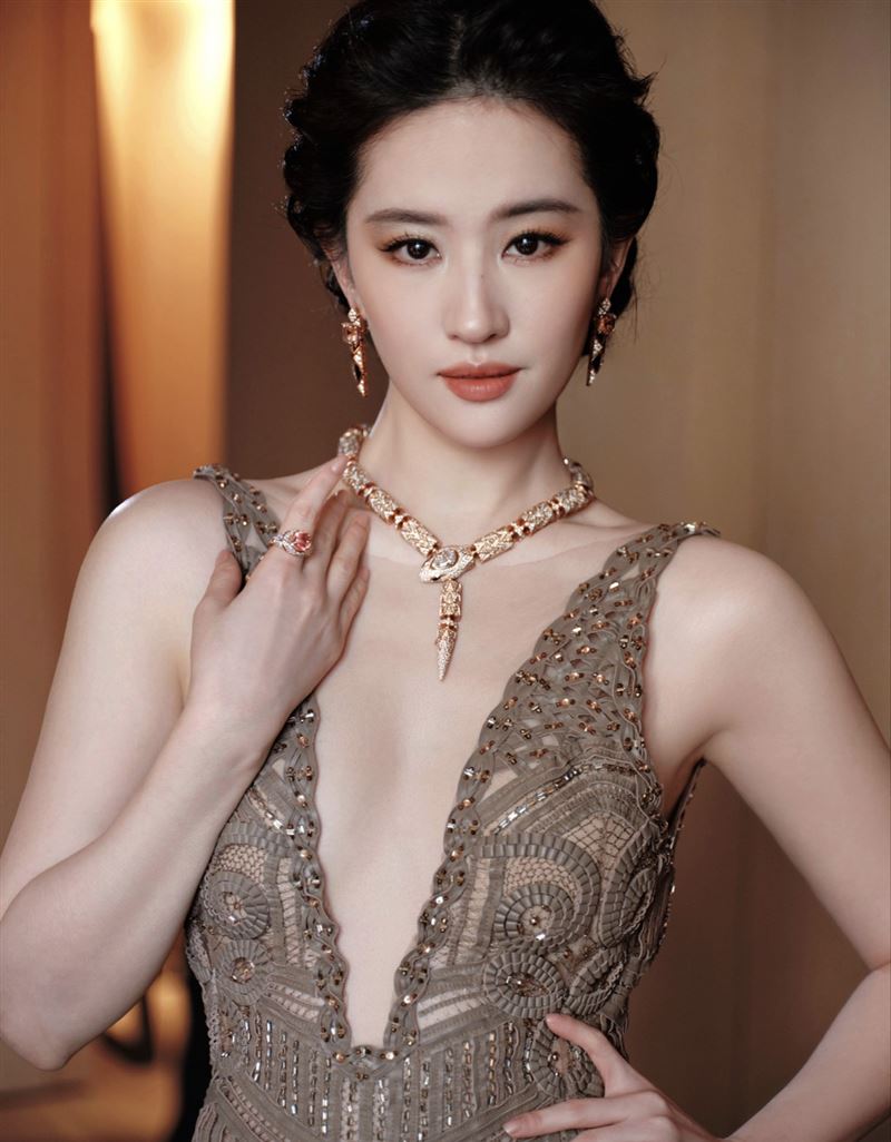 劉亦菲戰袍「深V開衩到腰」！同場國際大咖女星互動曝　網誇：世紀神圖