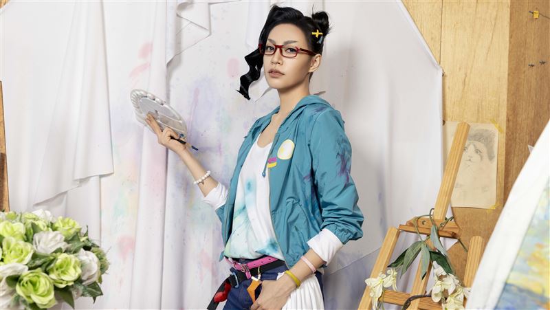 男神爸親傳授獨門迷人「眼技」　星二代焦曼婷Cos男角帥到翻