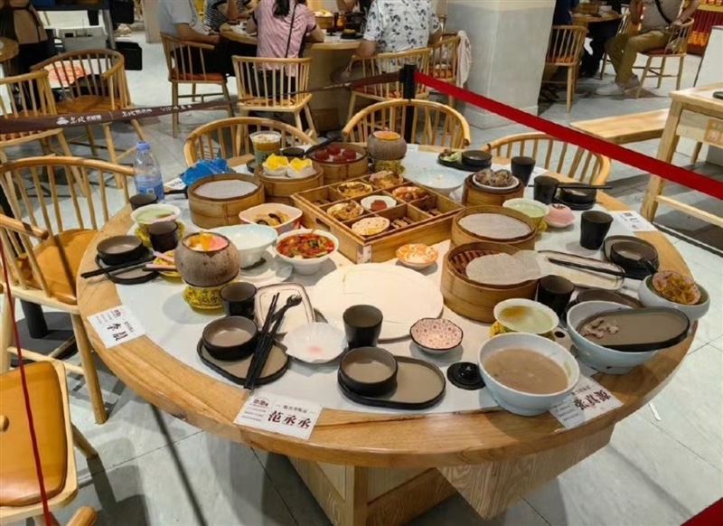 離譜!保留「藝人吃剩飯菜」供打卡...隔日驚見滿桌蟲 店家道歉了