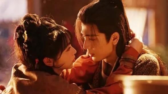 《逐玉》吻戲太火辣！張凌赫、田曦薇親到「紗窗摳爛」導演看傻：太熟練