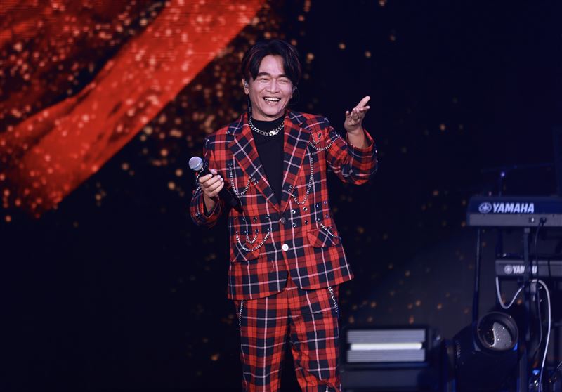 直擊/吳宗憲唱一半…他「狂甩條狀物」嚇跑辣妹!失控場面全被拍