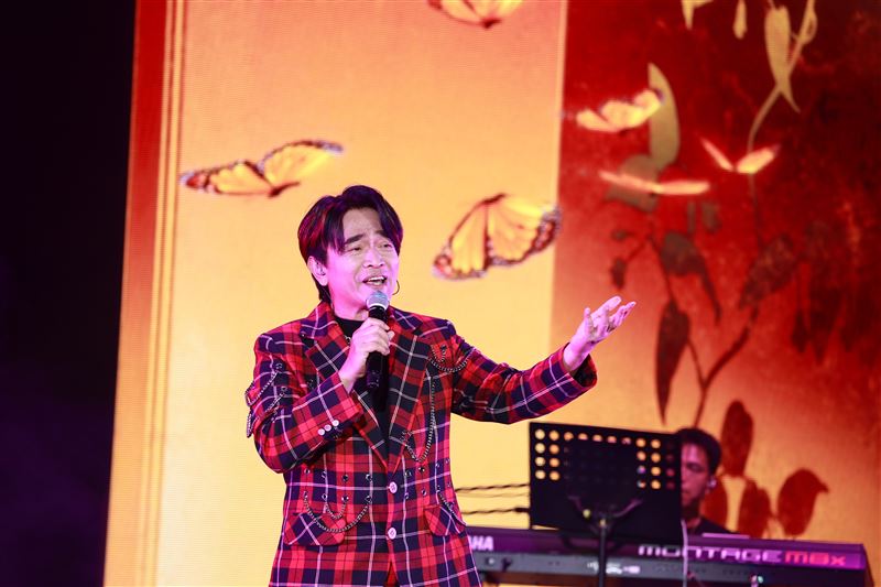 直擊/吳宗憲演唱會淚崩!這首歌「哭到唱不下去」久久凝望天空