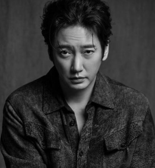 韓國44歲男星被發現驟逝！公司證實噩耗　家屬不願公開死因、拒絕弔唁