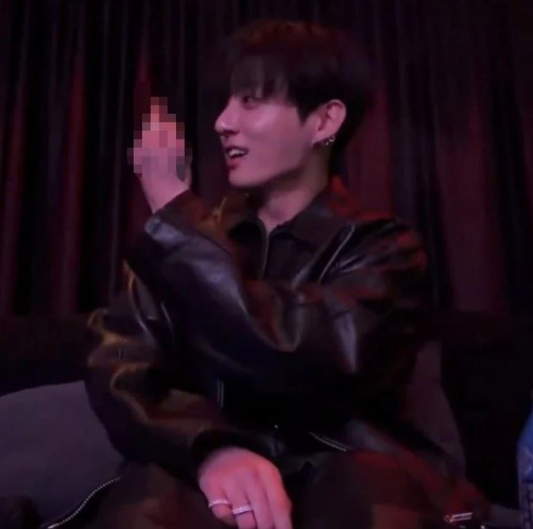 BTS柾國首回應「直播比中指、飆髒話」爭議 道歉同時喊:我不覺得有錯