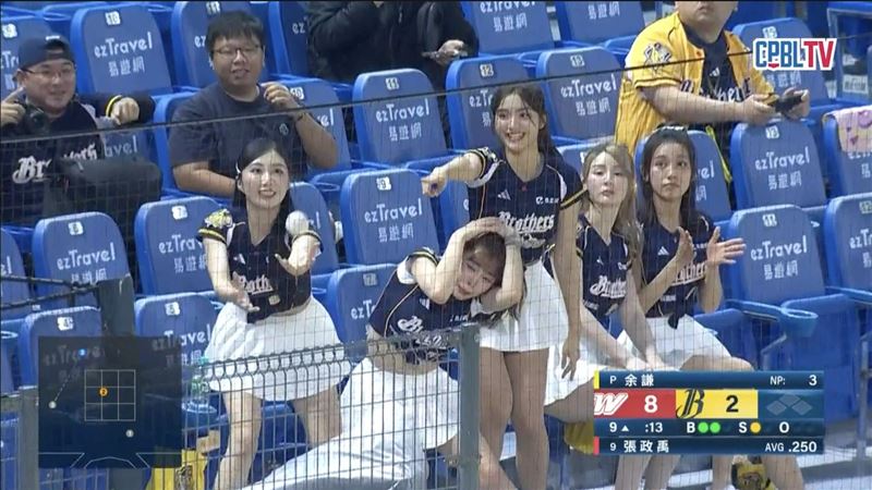 中職/PS女孩璇璇單手接界外球 一旁隊友瑄嚇傻到訝異表情全入鏡